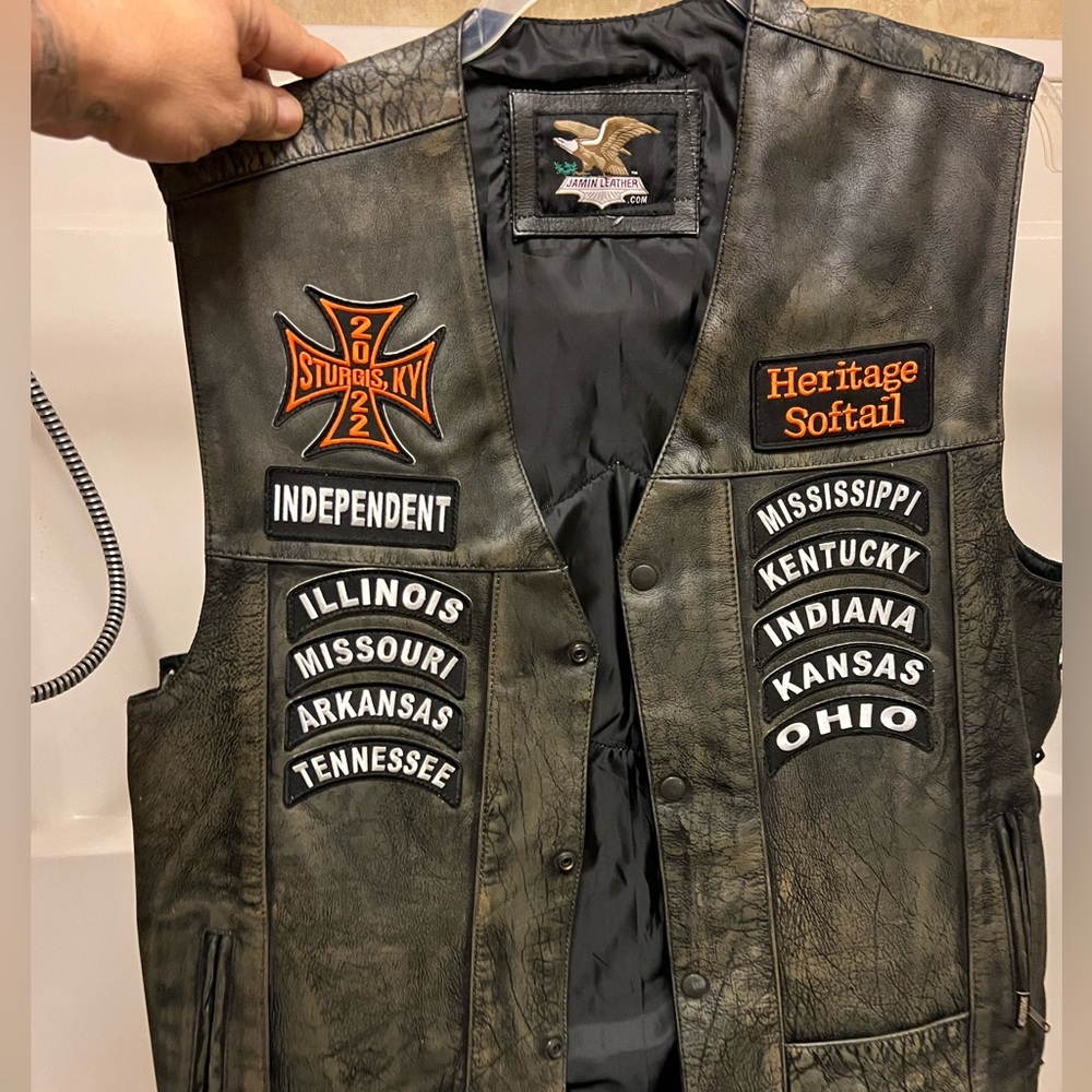 Mens XXL Leather Biker Rider vest Like New with patches.